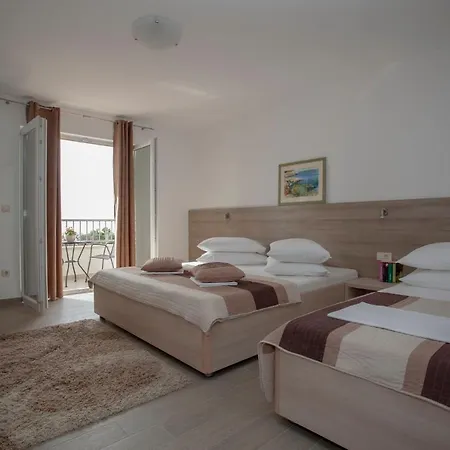 Bota * Drvenik (Split-Dalmatia)