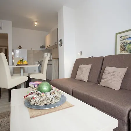 Bota * Drvenik (Split-Dalmatia)